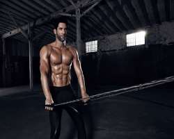 The actor has a stunning physique and likes to kee The actor has a stunning physique and likes to keep himself that way by working out on a regular basis. His trainer is Paolo Mascitti. He has also tak